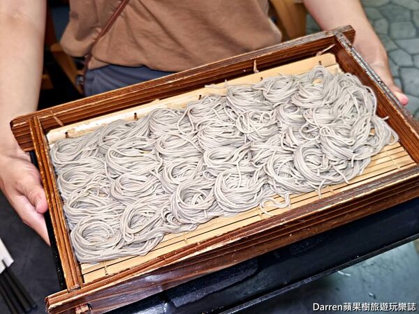 ▲▼へぎ蕎麦処むろしま必吃布海苔蕎麥麵，還有天婦羅、串燒配新潟地酒。（圖／《DARREN蘋果樹旅遊玩樂誌》授權提供）