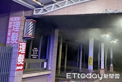 高雄國軍醫院深夜火警!理髮部突竄濃煙 30消防員急灌救