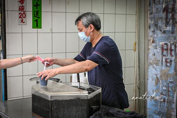 ▲▼典發仙草冰是廣州街夜市裡的50年老攤，仙草切得細碎滑順，一杯20元甜度還能依個人喜好調整。（圖／《水晶安蹄》授權提供）