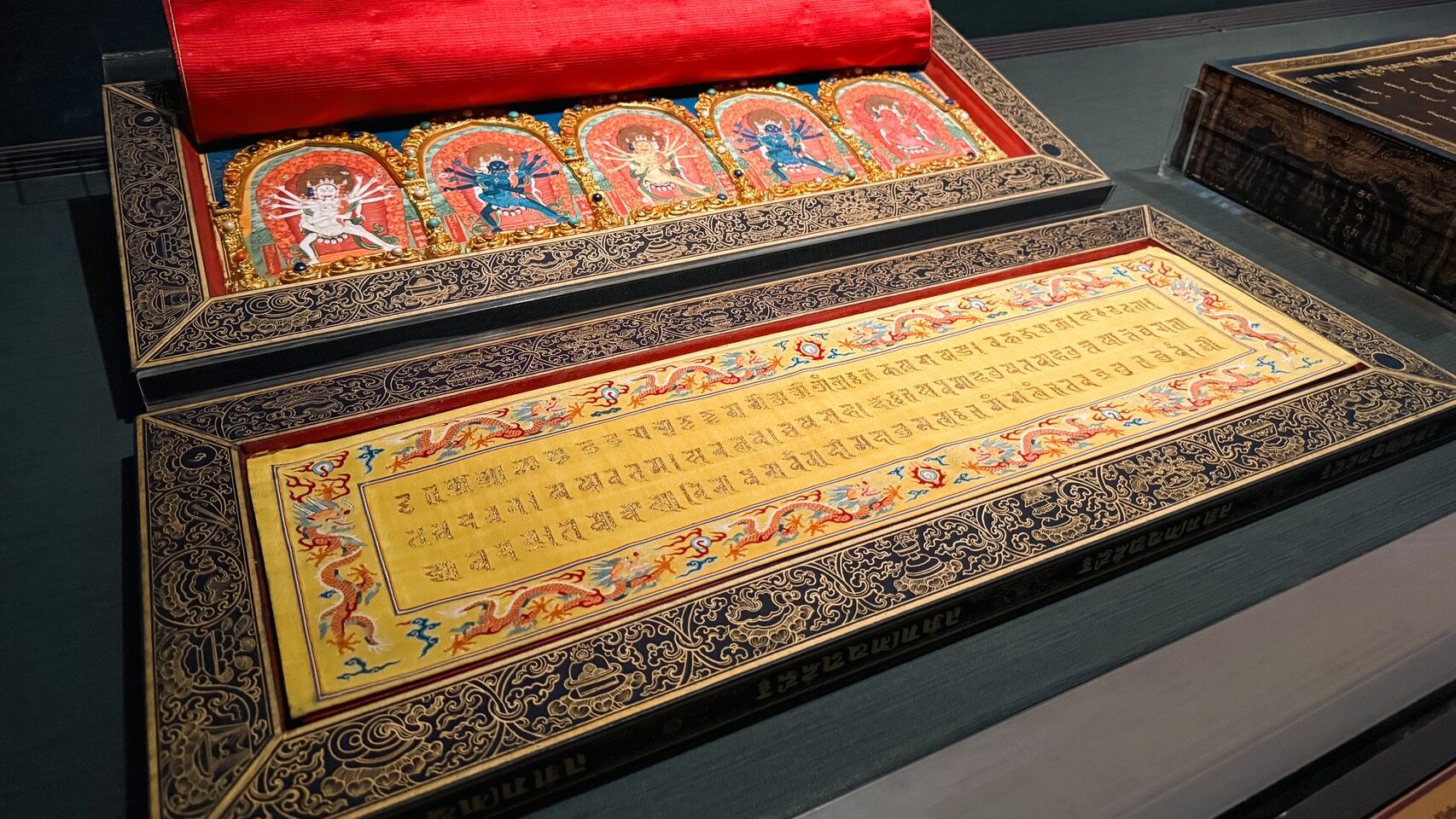 ▲▼《龍藏經》華美的裝幀配件，展現皇家莊嚴神聖的工藝美學。（圖／故宮提供）
