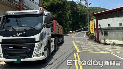 貨車開山路超巨鐵塊掉下來「砸斷電線桿」　橫躺路中全線封閉