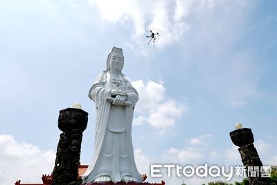 基隆大佛首採無人機高空清洗地標　邱佩琳讚：科技守護文化資產