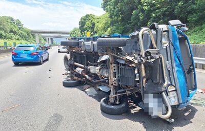 國2八德段貨車失控「連撞3大小車」翻覆釀2傷 混亂現場畫面曝
