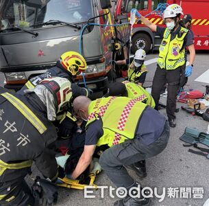 驚悚畫面曝！23歲男斑馬線上遭貨車撞倒　再被車輪輾壓滿地血