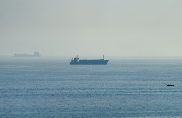 ▲▼從阿曼穆桑達姆(Musandam)拍攝的荷莫茲海峽船隻。(圖/路透)