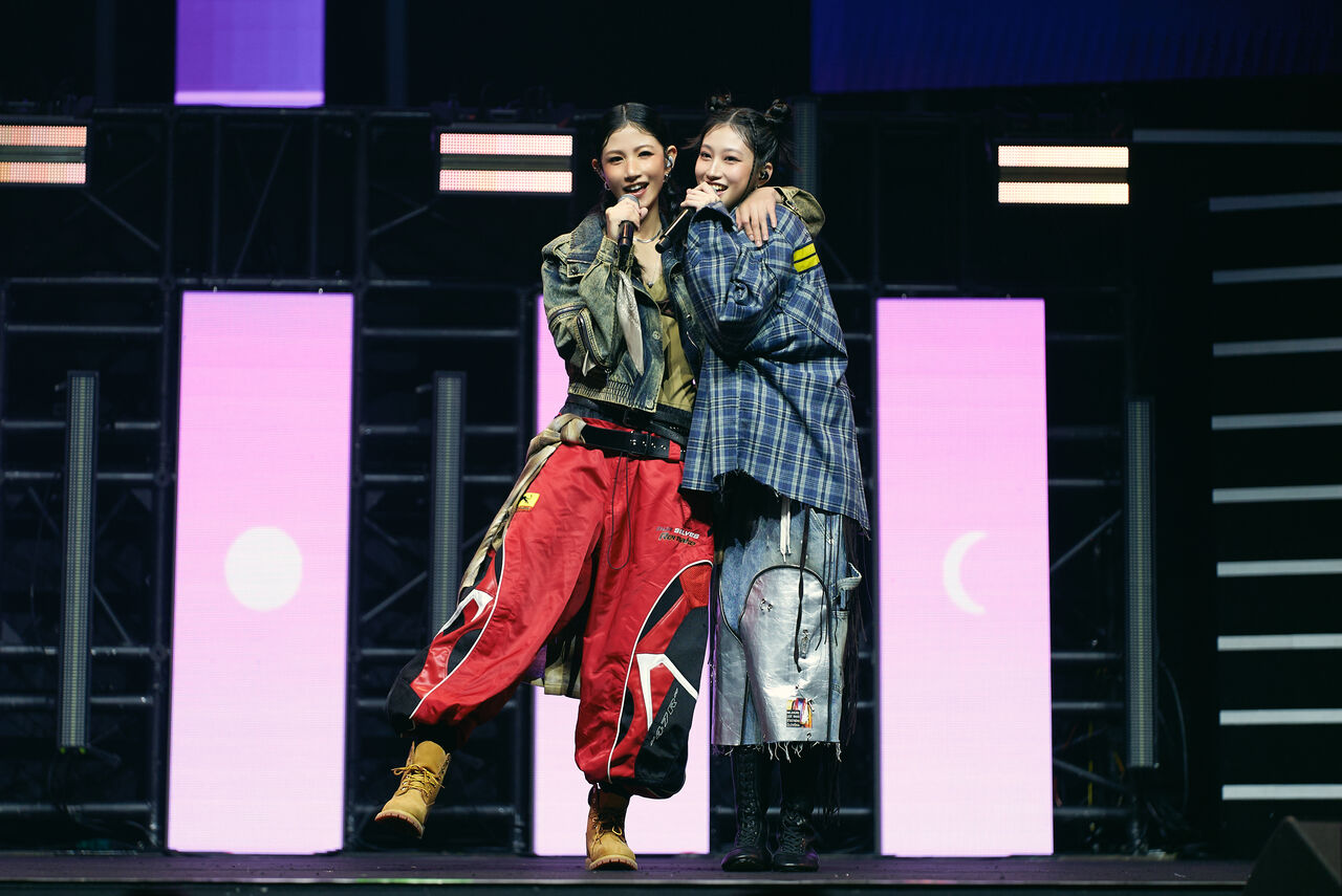 宛如雙胞胎姊妹！李千娜合體21歲愛女開唱 高顏值美貌太驚人