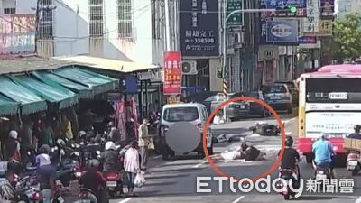苗栗黃昏市場前車禍！2行人違規闖馬路…騎士煞不住「3人送醫」
