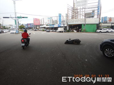 台中22歲騎士煞停禮讓救護車　遭後方機車追撞雙雙倒地