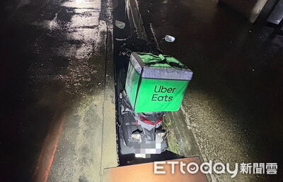 高雄雨夜送餐出事！外送員急跳車　機車滑水溝「卡好卡滿」