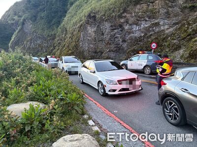夜衝武嶺塞爆山路！停車場滿了　警連開18張違停罰單