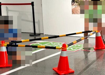 童拿交通錐連桿欲打人！女志工阻止慘遭展櫃刺進鎖骨　館方發聲