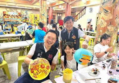 蘇俊賓彩繪Q版水燈　為中壢仁海宮中元祭揭序
