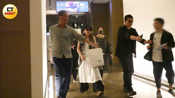 日歌壇天后「低調現身萬豪酒店」！0架子吃台菜…被認出反應超親切 圖片 2