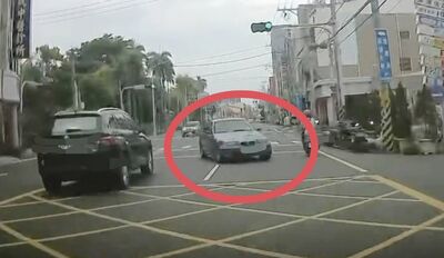 三寶日常！彰化BMW逆向「鬼切」衝加油站　駕駛急煞險追撞