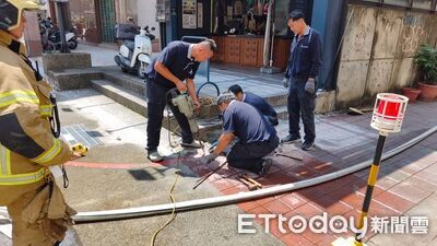 台南中西區施工挖破瓦斯管！濃度偵測99%　消防水霧稀釋警戒