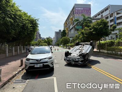 台中賓士休旅擦撞路邊車翻覆佔2車道　女駕駛爬出脫困