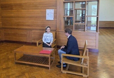 緬甸政變後首度！翁山蘇姬公開會見外賓　照片曝光
