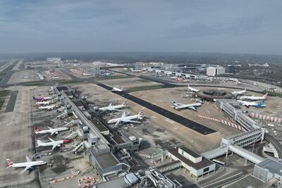 UFO現蹤？客機降落驚見「不明圓盤」高速掠過　距機翼僅30m