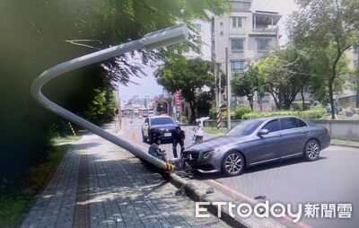 台南大林路自小客車自撞路燈　女駕駛雙腳擦挫傷酒測值0