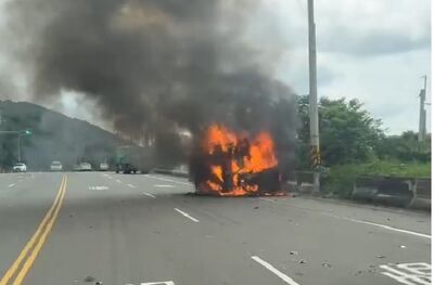 快訊/台6線小貨車起火駕駛慘成焦屍!疑遭他車撞擊警調查中