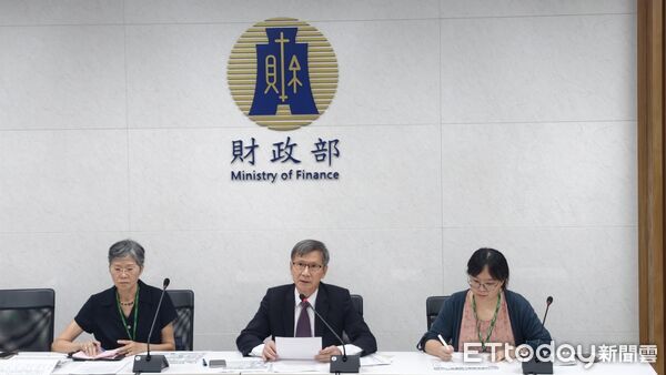▲▼關務署署長彭英偉（圖中）親上火線澄清EZ WAY爭議。（圖／記者陳瑩欣翻攝）