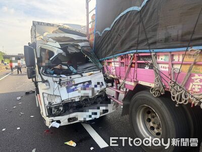 國1新竹段恐怖4車連環撞！小貨車猛撞翻車「駕駛慘斷肢」受困
