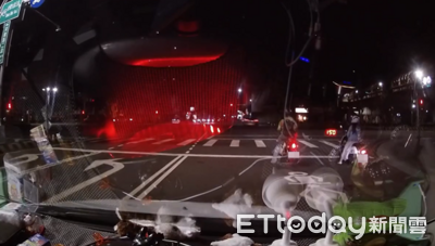 囂張奧迪道路瘋狂甩尾畫面曝！2騎士嚇到快閃...警出手要辦了