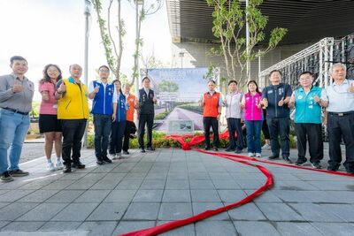 斥資7800萬! 張善政視察綠捷沿線首條「無礙示範道路」