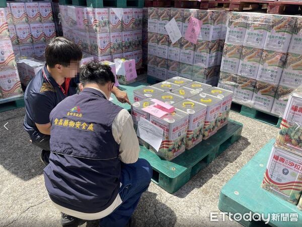 ▲中聯問題油脂,銷毀。（圖／台中市食安處提供）