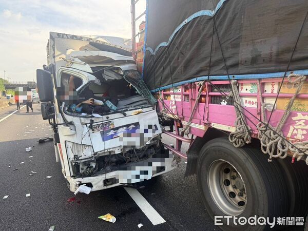 ▲國1北上96K發生4車連環撞事故，小貨車駕駛受困車內且左腿斷肢，警消到場破壞車體緊急搶救。（圖／民眾提供）