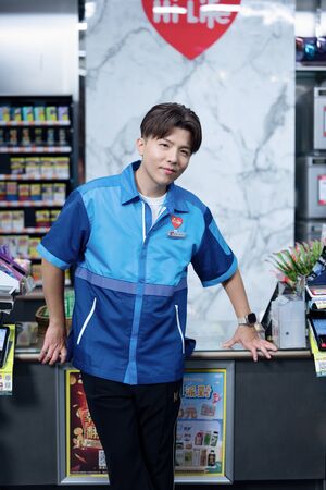 ▲▼小宇在新歌MV飾演便利商店店長湯詠絮（左起）林煥鈞、王品澔             。（圖／索尼音樂提供）