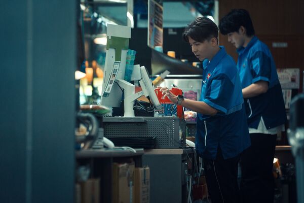 ▲▼小宇在新歌MV飾演便利商店店長湯詠絮（左起）林煥鈞、王品澔             。（圖／索尼音樂提供）