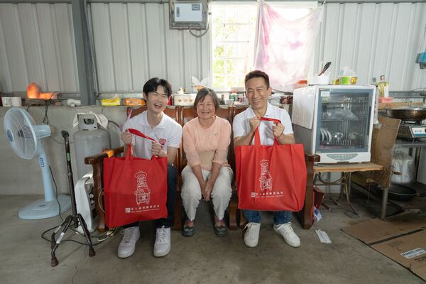 ▲郭子乾、郭德君擔任公益愛心大使。（圖／老人福利關懷協會提供）