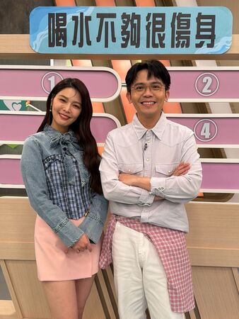 ▲布蘭妮完全不喝水只喝珍奶，主持人白家綺與黃豪平。（圖／民視提供）