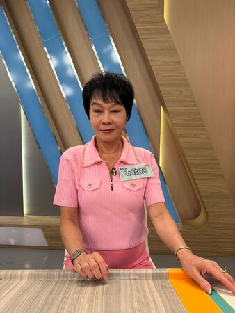▲布蘭妮完全不喝水只喝珍奶，主持人白家綺與黃豪平。（圖／民視提供）