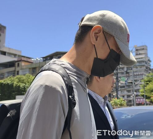 ▲▼多元計程車司機林宇濬（戴帽）深夜在台64線路肩，丟包酒醉乘客温男慘遭後車輾斃，今8/4到新北地院出庭，透過律師團提交手抄佛經，爭取日後審理時有利量刑。（圖／記者黃哲民攝）