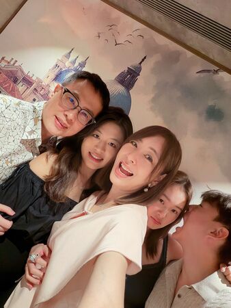 ▲▼賈永婕長女爆熱戀旅美大提琴家 她9月要見女兒男友。(圖/翻攝自Facebook/賈永婕的跑跳人生)