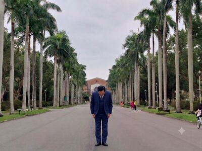 管中閔正式退休!椰林大道深深一鞠躬 笑喊:現在沒雇主了
