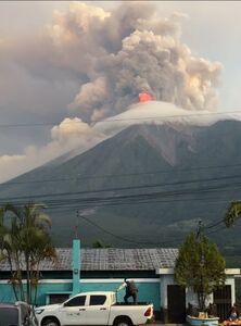 瓜地馬拉火山爆發紅色警戒　數百人撤離家園
