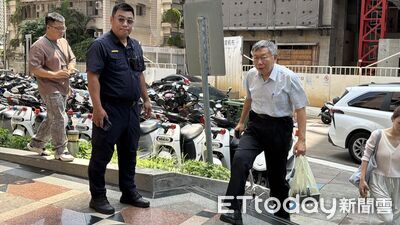 快訊／科控電子腳鐐換手環！　柯文哲拄拐杖現身派出所