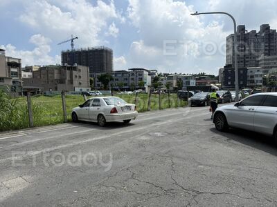 快訊/鳳山轎車緩慢滑向圍籬...員警查看赫見駕駛趴方向盤死亡