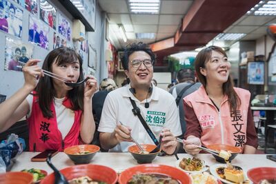 夜市名店邀沈伯洋簽名、秀「被蓋住的蔣萬安」　蔣粉出征刷一星負評