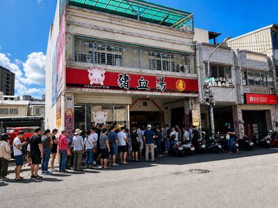 生意好到得開三個停車場！豐原豬血湯早餐店　吃炒麵必加韭菜辣椒