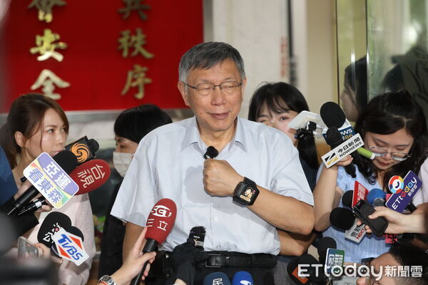 ▲▼ 柯文哲創黨主席赴台北市警察局中正第一分局仁愛路派出所更換科控設備電子腳環換電子手環 。（圖／記者劉耿豪攝）