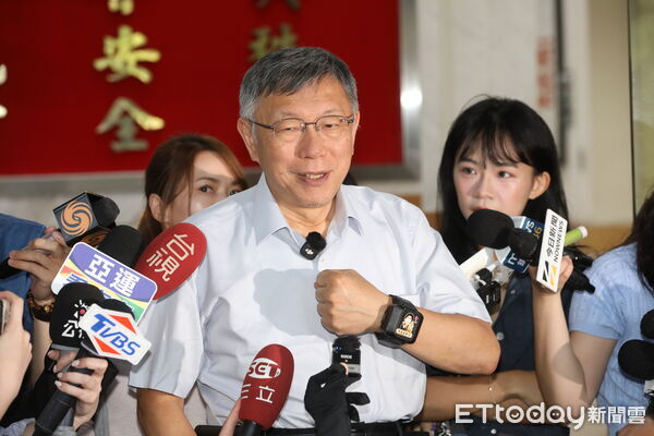 ▲▼ 柯文哲創黨主席赴台北市警察局中正第一分局仁愛路派出所更換科控設備電子腳環換電子手環 。（圖／記者劉耿豪攝）