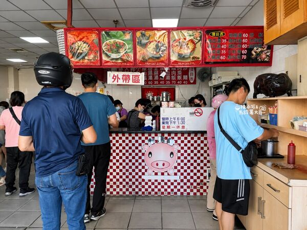 ▲▼康康豬豬血湯位在台中豐原，主打豬血湯、綜合湯與炒麵，是在地排隊早餐名店。（圖／《陳小可的吃喝玩樂》授權提供）