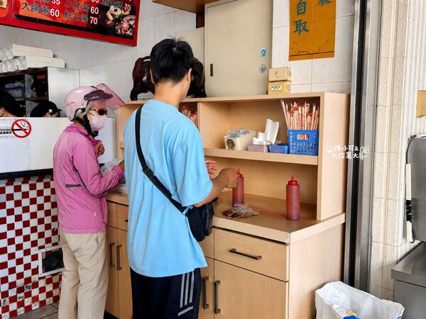 ▲▼康康豬豬血湯位在台中豐原，主打豬血湯、綜合湯與炒麵，是在地排隊早餐名店。（圖／《陳小可的吃喝玩樂》授權提供）