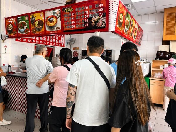 ▲▼康康豬豬血湯位在台中豐原，主打豬血湯、綜合湯與炒麵，是在地排隊早餐名店。（圖／《陳小可的吃喝玩樂》授權提供）