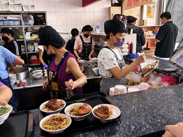 ▲▼康康豬豬血湯位在台中豐原，主打豬血湯、綜合湯與炒麵，是在地排隊早餐名店。（圖／《陳小可的吃喝玩樂》授權提供）