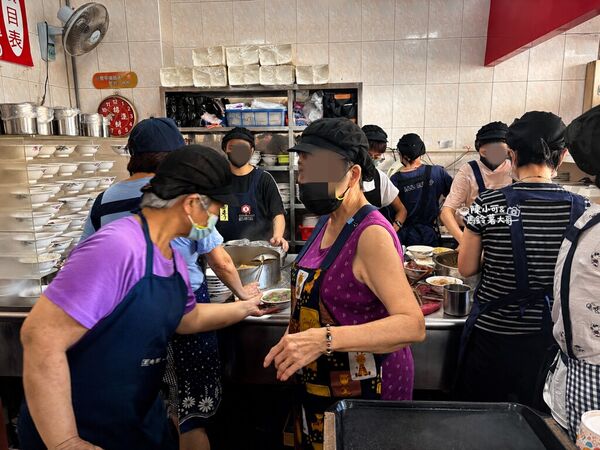 ▲▼康康豬豬血湯位在台中豐原，主打豬血湯、綜合湯與炒麵，是在地排隊早餐名店。（圖／《陳小可的吃喝玩樂》授權提供）